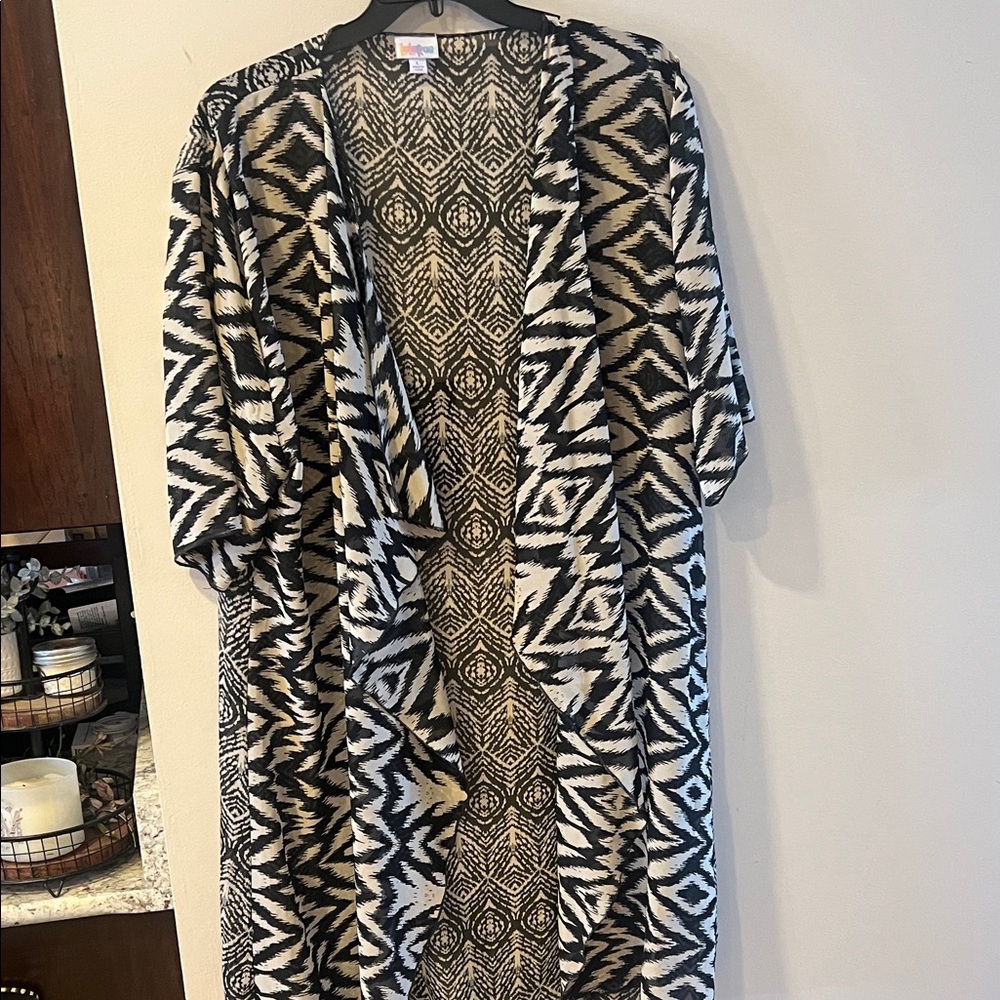 LuLaRoe Black and Cream Patterned Kimono